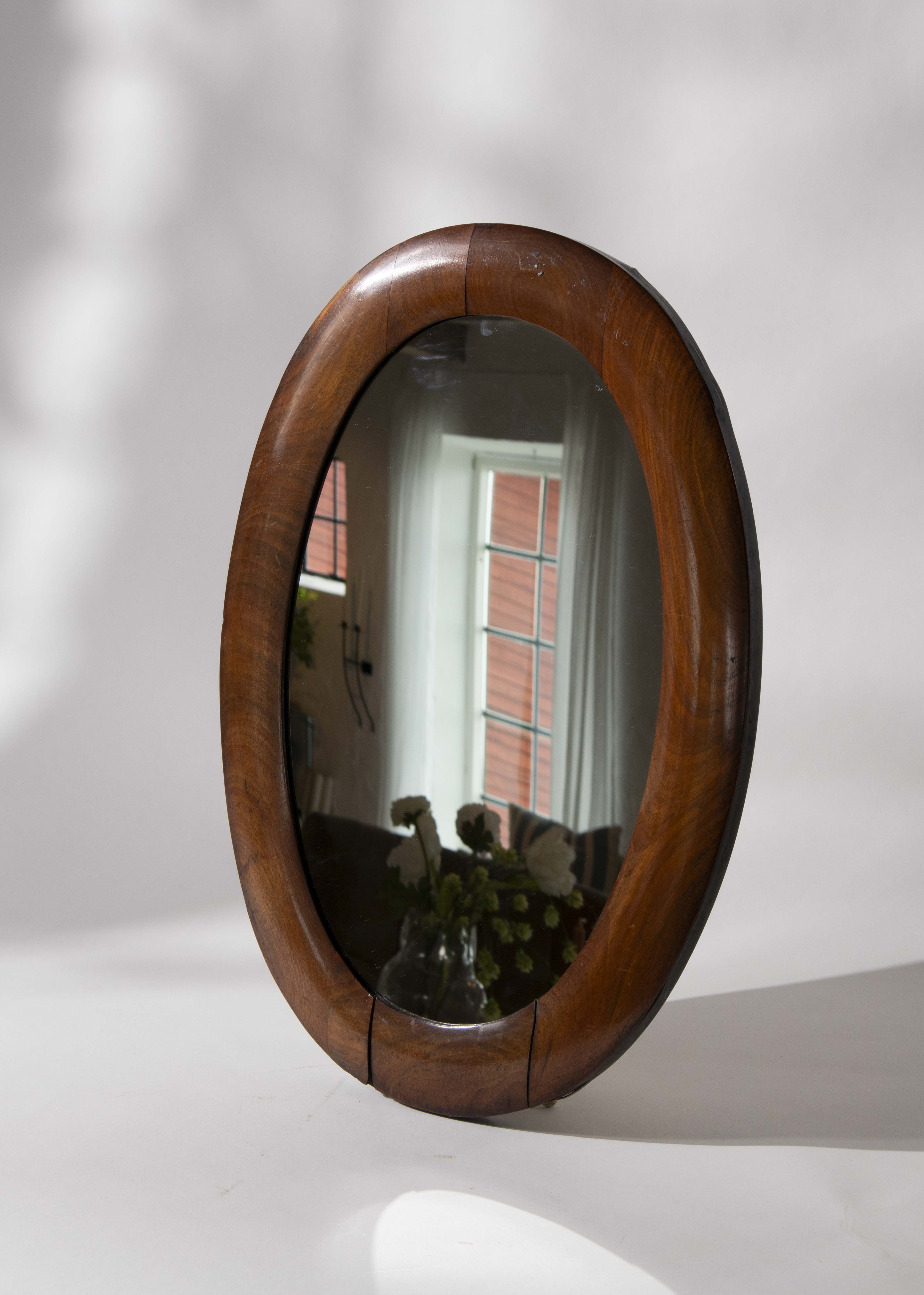 Oval väggspegel