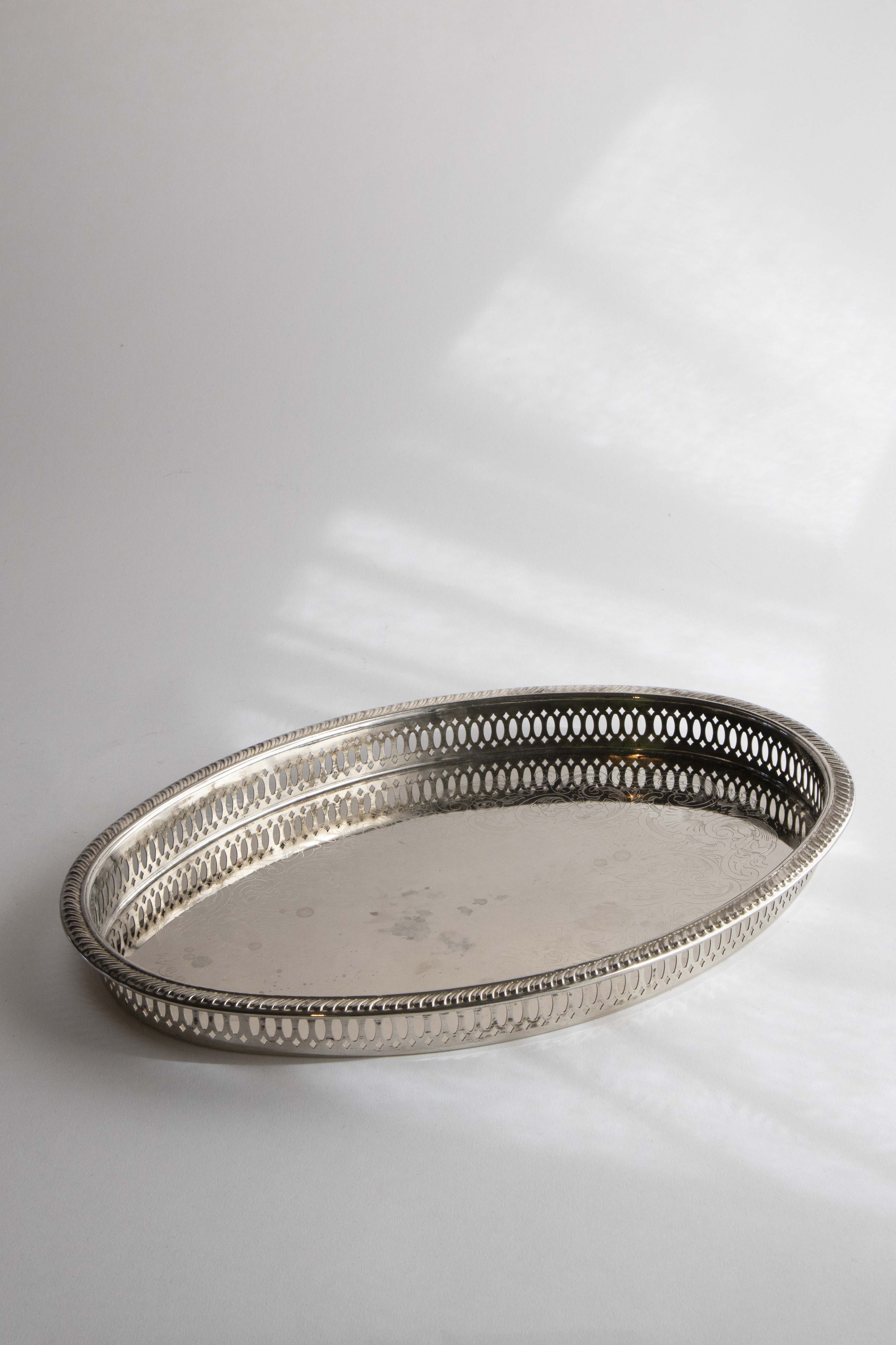 Oval bricka med kant