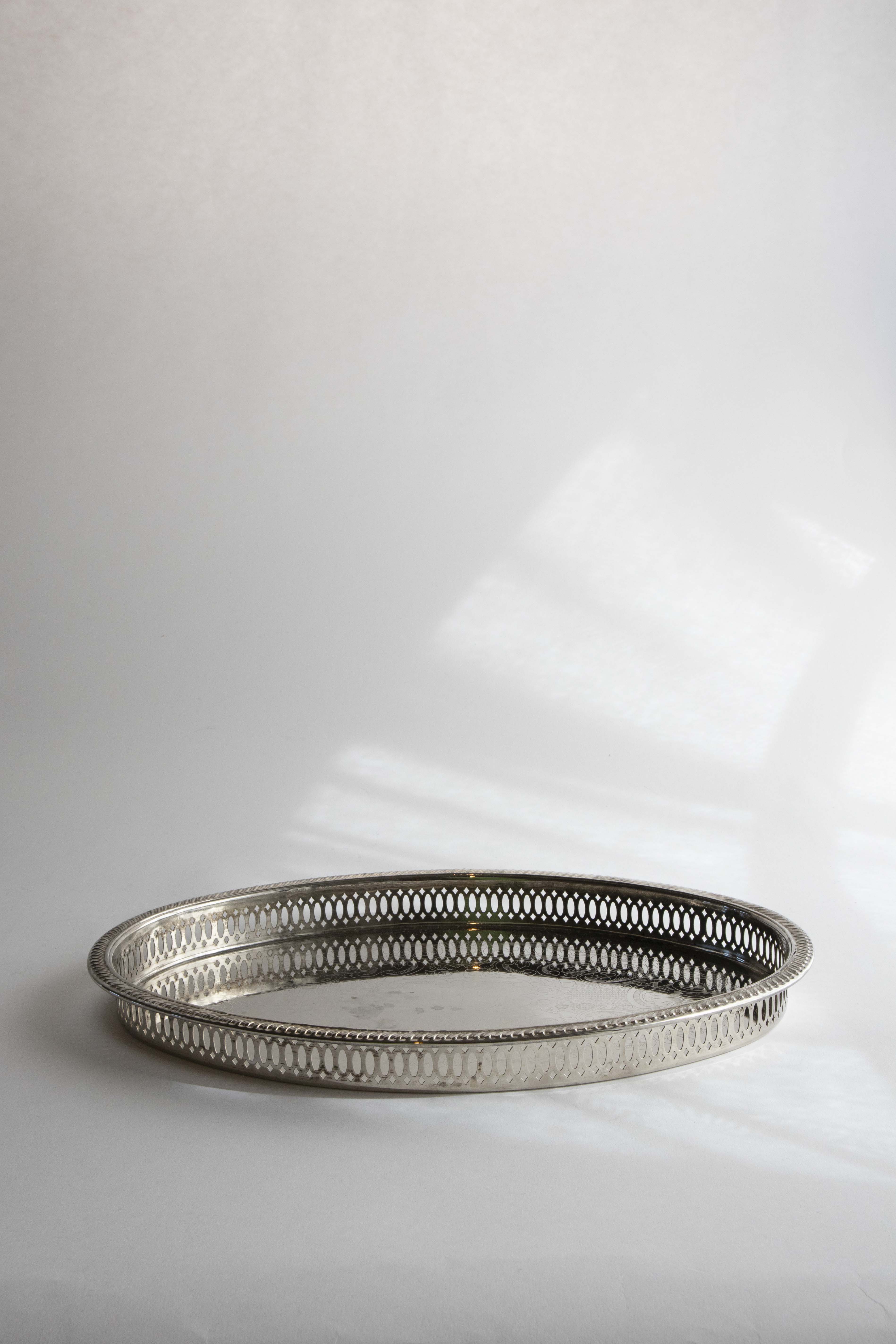 Oval bricka med kant