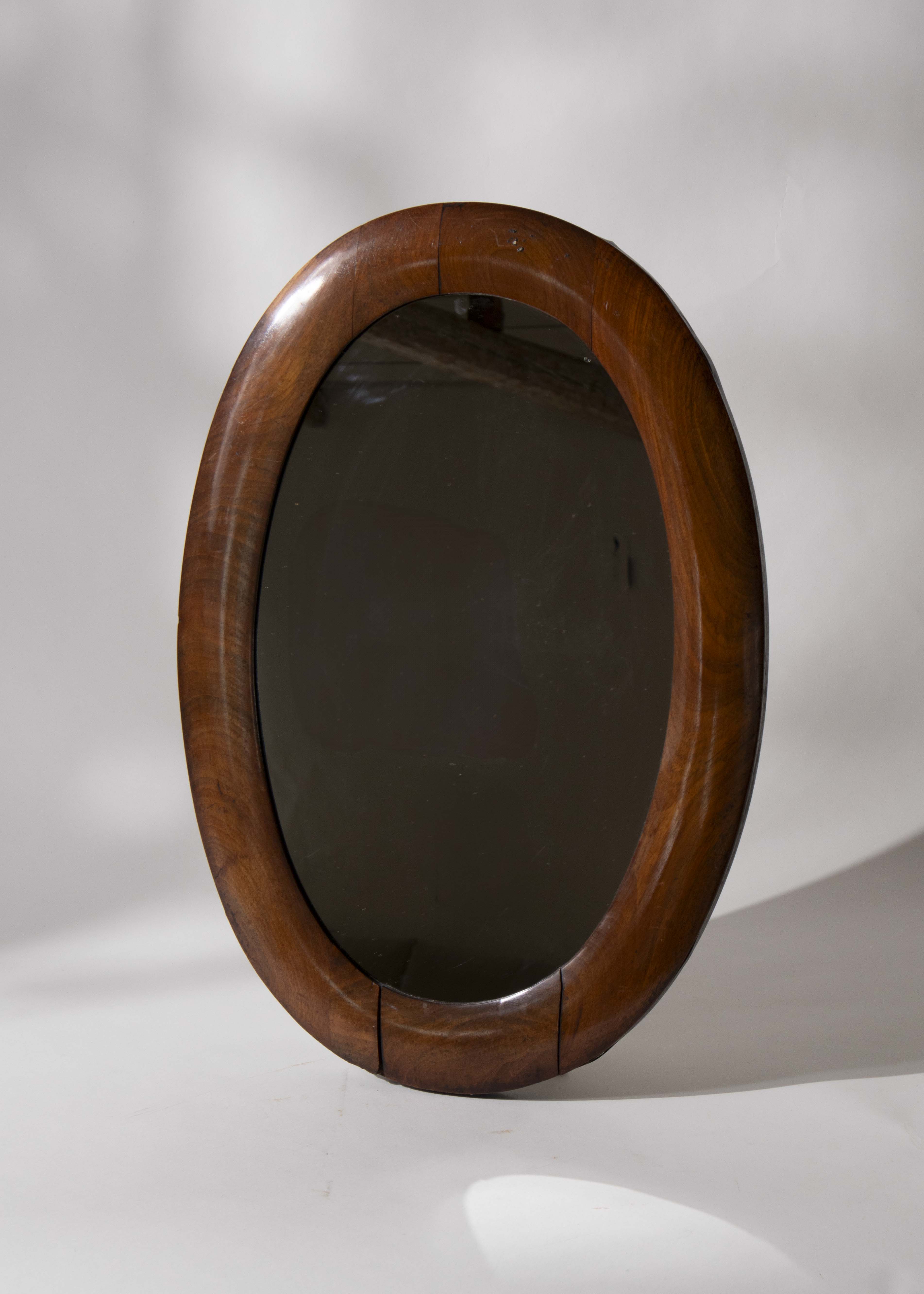 Oval väggspegel